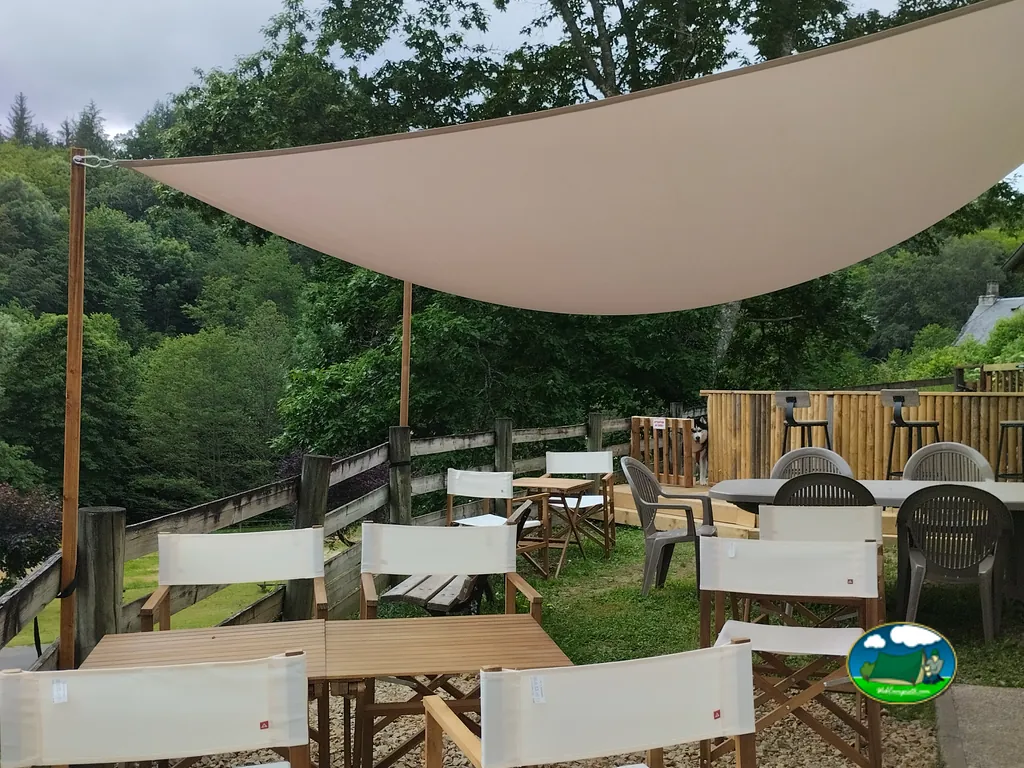 Terraza exterior con mesas