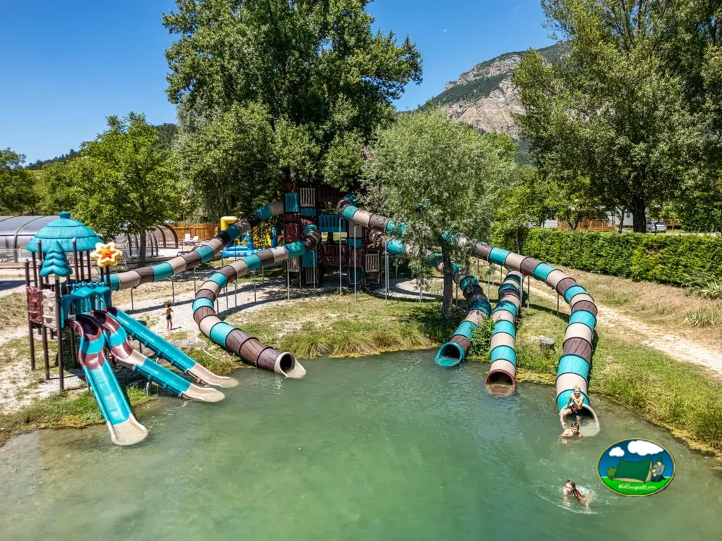 Parque acuático con toboganes