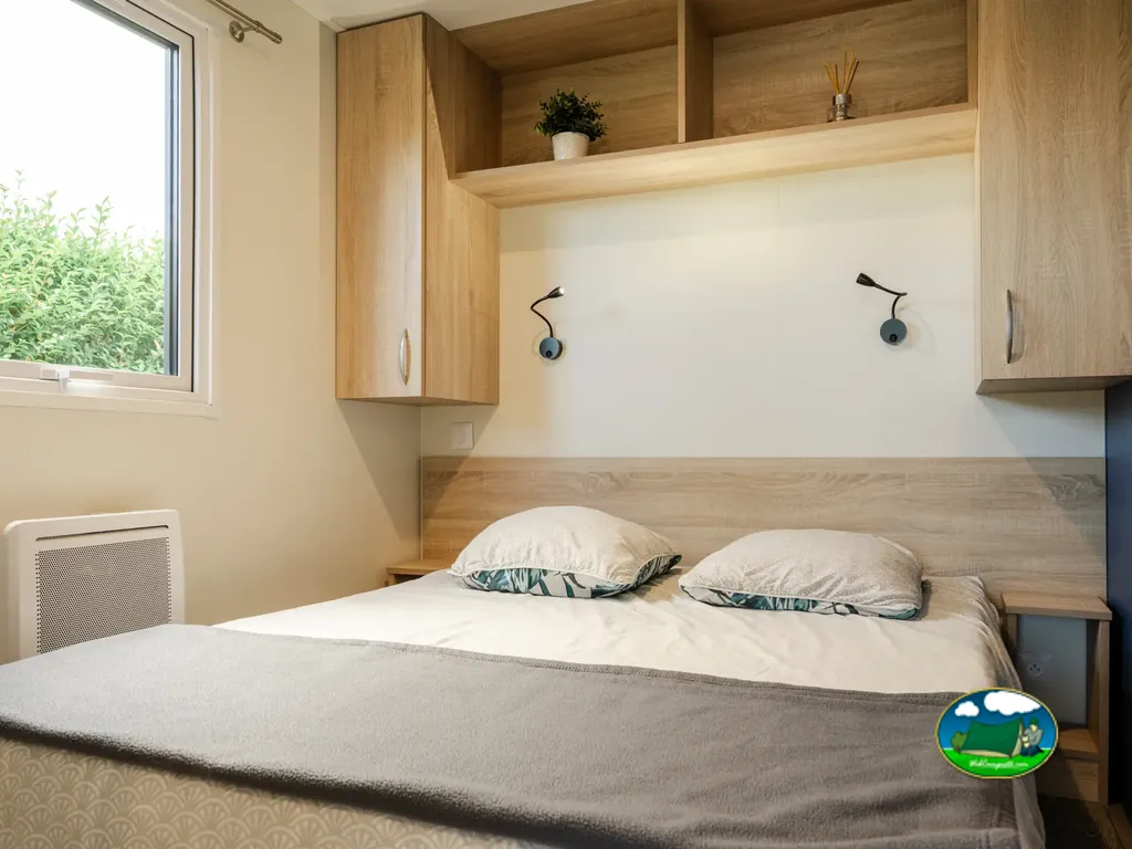 Dormitorio con mobiliario claro