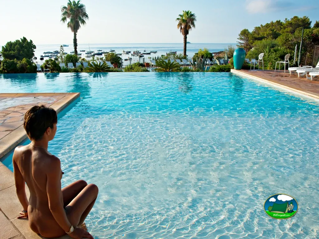 Niño contemplando la piscina