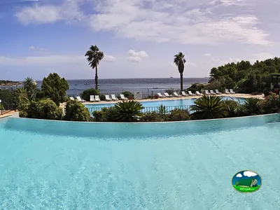 Piscina con vistas al mar