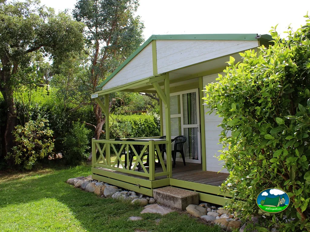 Bungalow con porche entre setos de Camping naturiste Corsica Natura, Linguizzetta