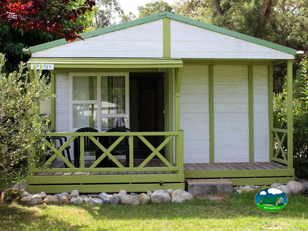 Fachada de bungalow con porche de Camping naturiste Corsica Natura, Linguizzetta