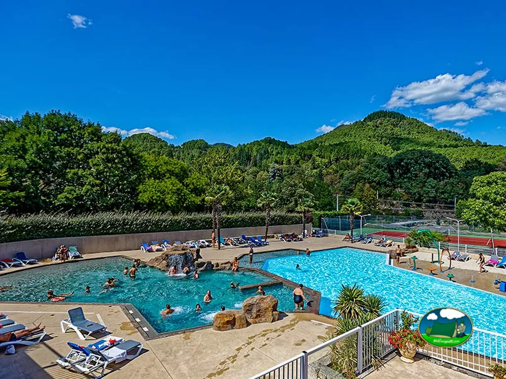 piscina con vistas a montañas
