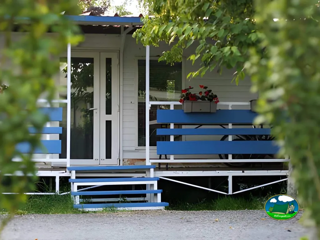 Casa móvil con porche azul