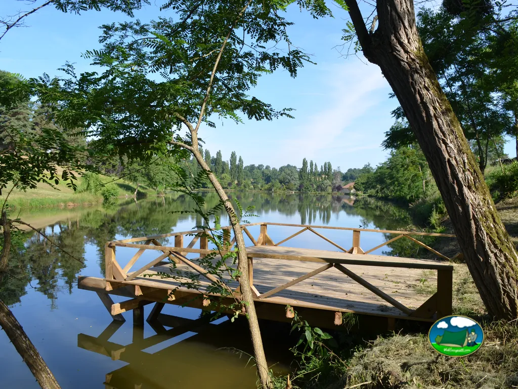 Embarcadero de madera sobre lago