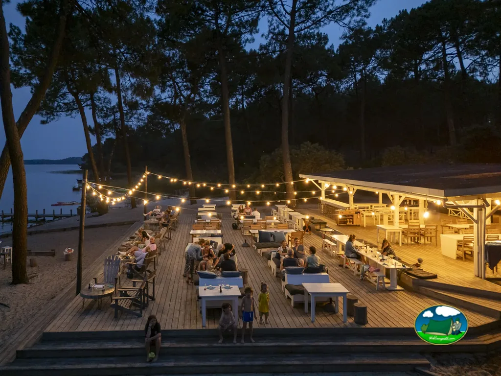 Restaurante iluminado junto al mar