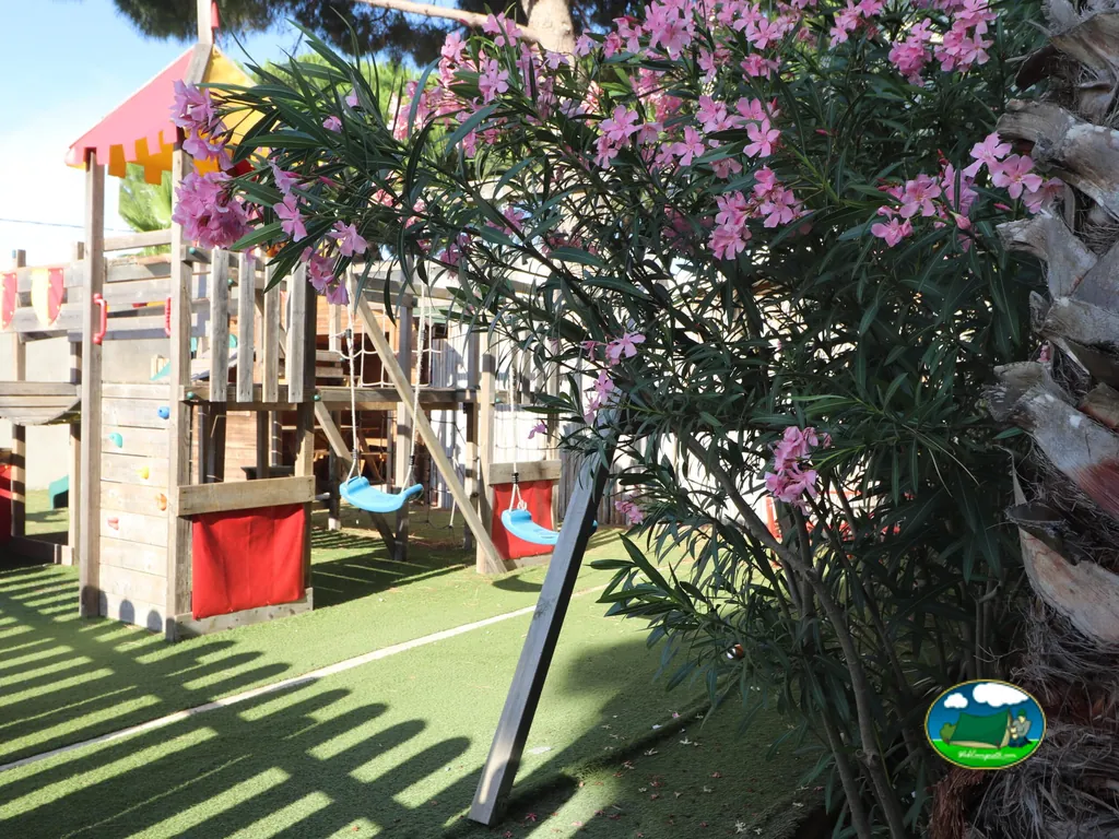 Parque infantil entre flores