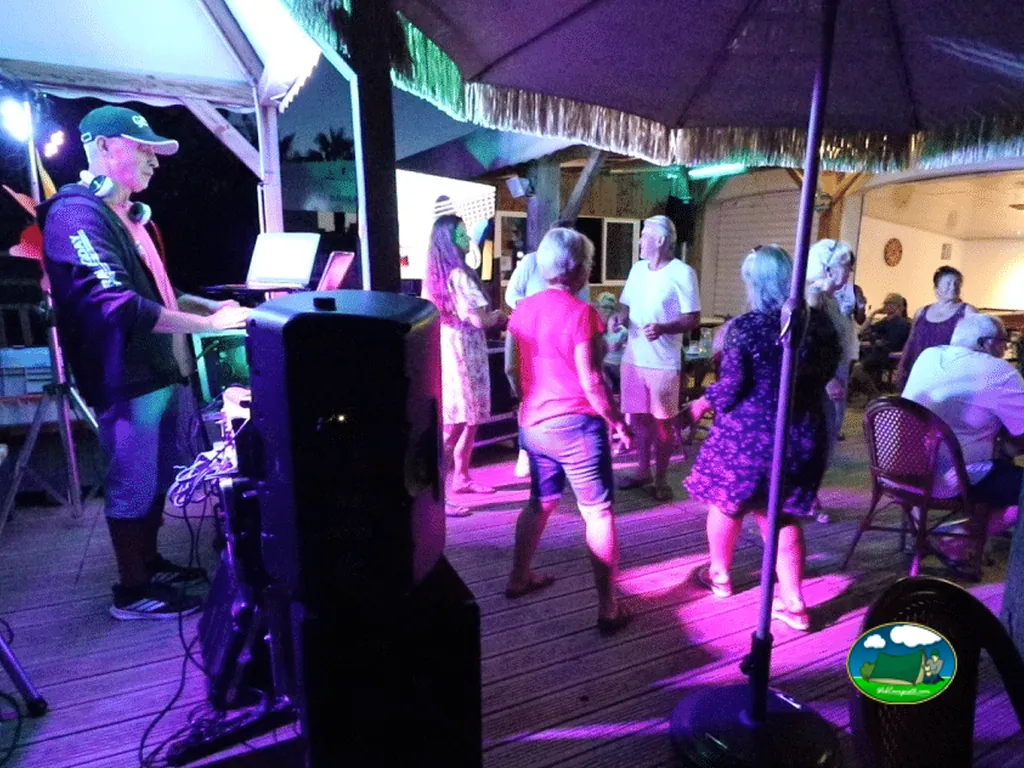 Baile nocturno en terraza