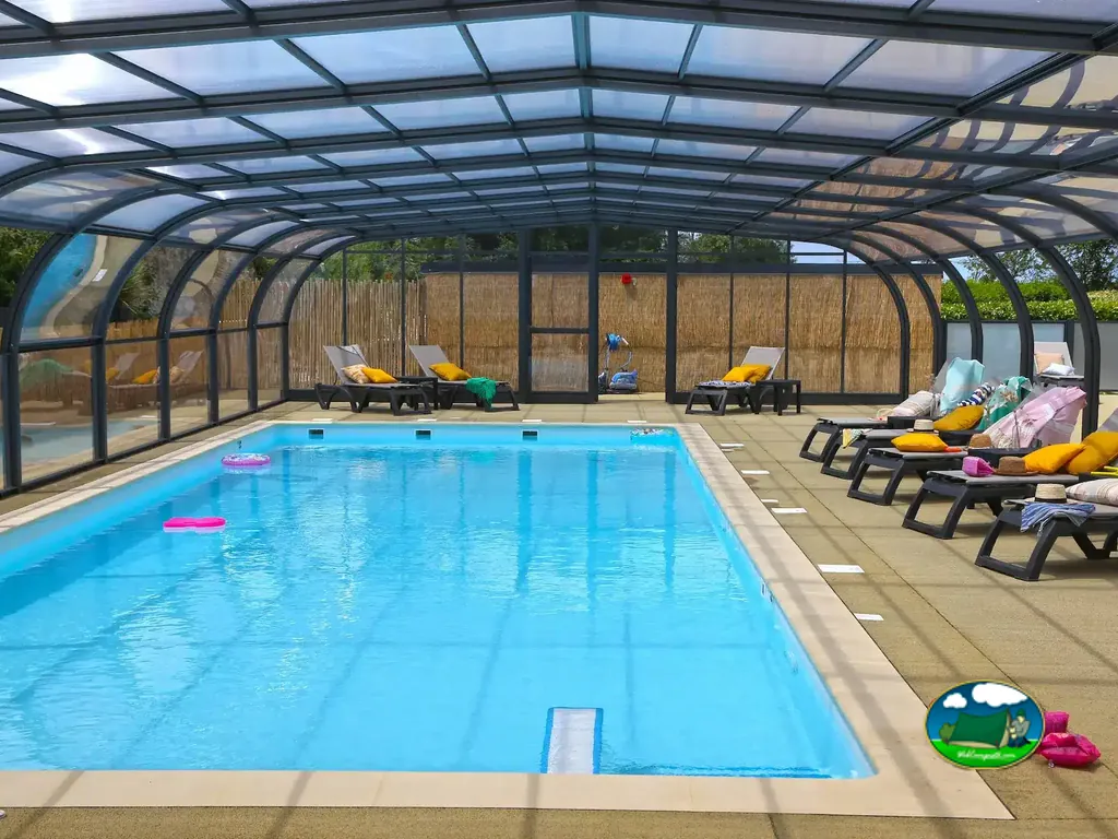 Piscina cubierta con tumbonas