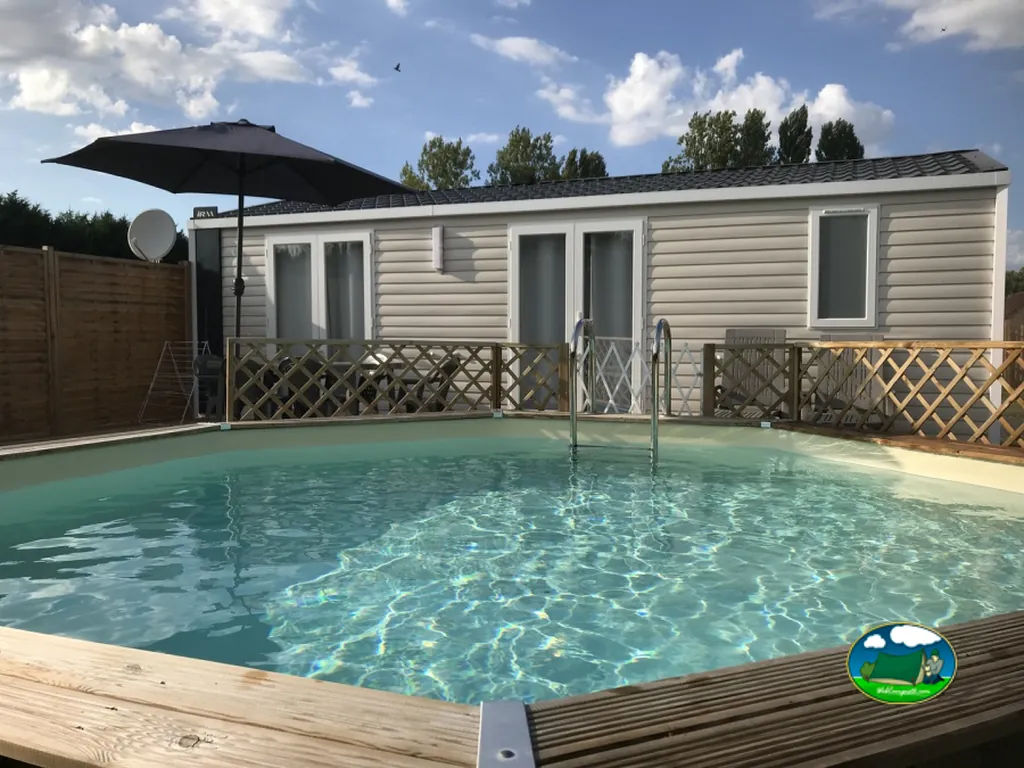 Piscina junto a casa móvil