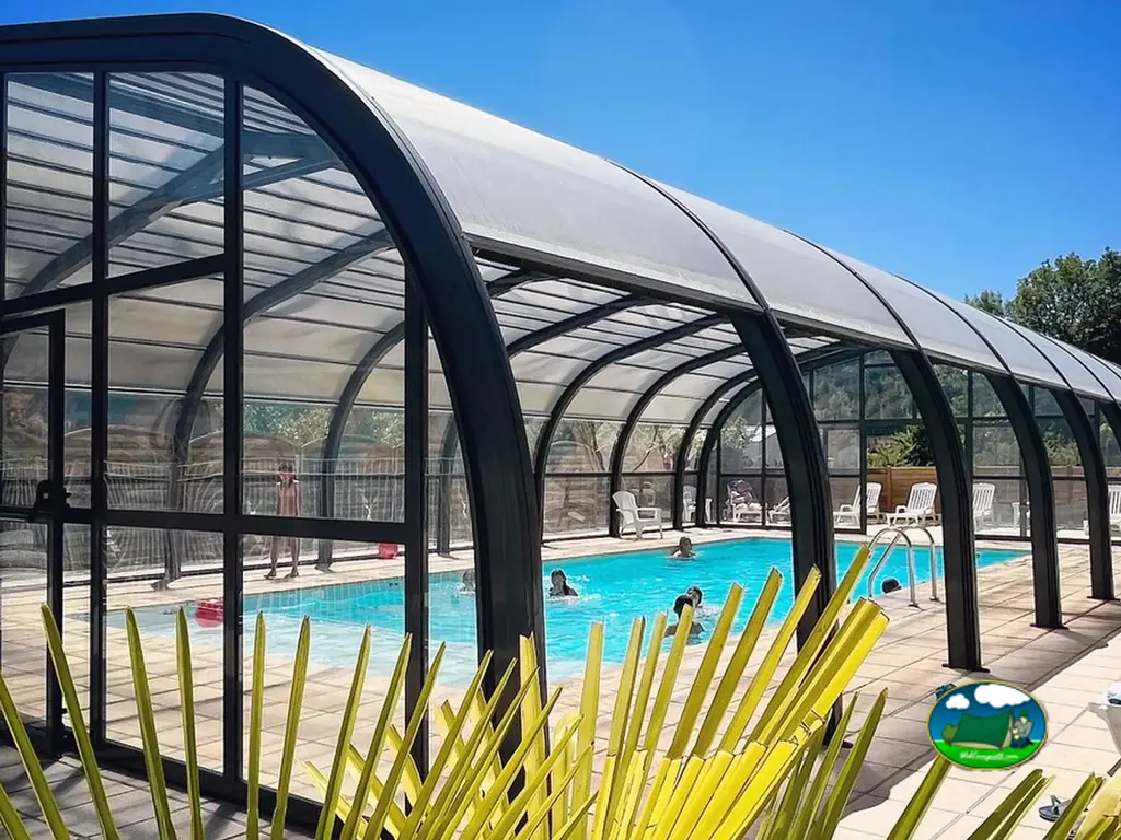 Piscina cubierta tras palmeras