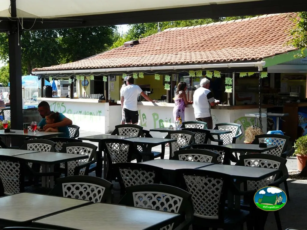 Terraza de bar con mesas