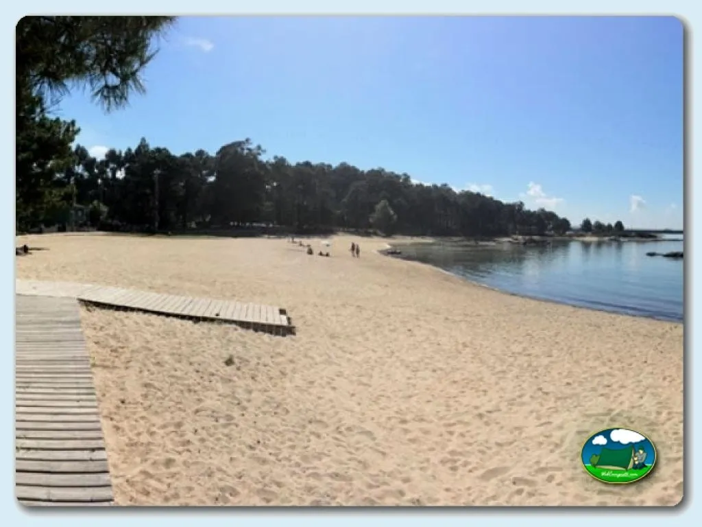 Playa junto al mar con pasarela de madera del Camping Playa Paisaxe, Pontevedra (Pontevedra)