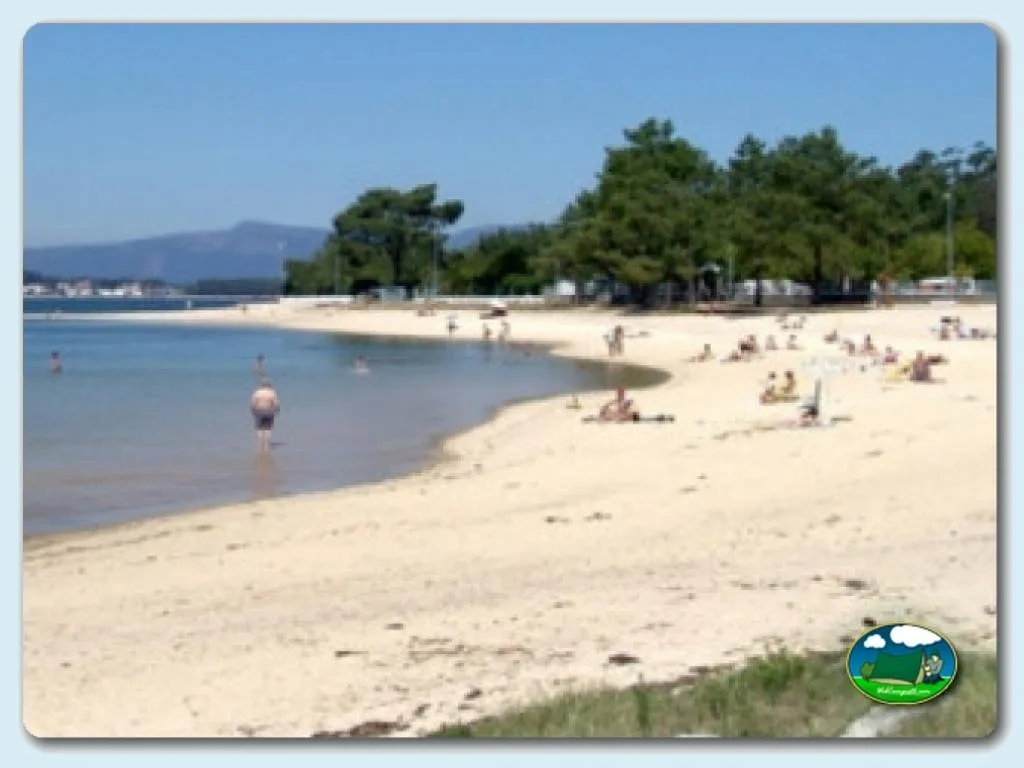Playa junto al mar con arena blanca y montaña del Camping Playa Paisaxe, Pontevedra (Pontevedra)