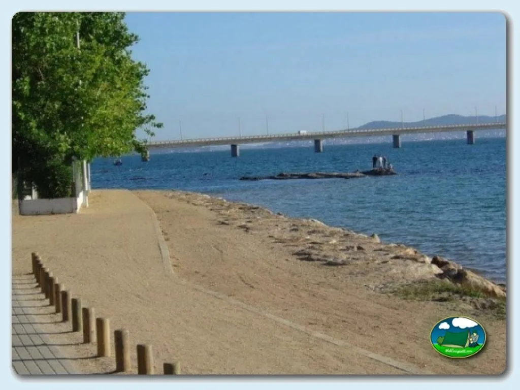 Playa junto al mar con vistas al puente del Camping Playa Paisaxe, Pontevedra (Pontevedra)