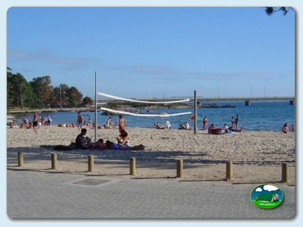 Playa junto al mar con bañistas y vela de playa del Camping Playa Paisaxe, Pontevedra (Pontevedra)