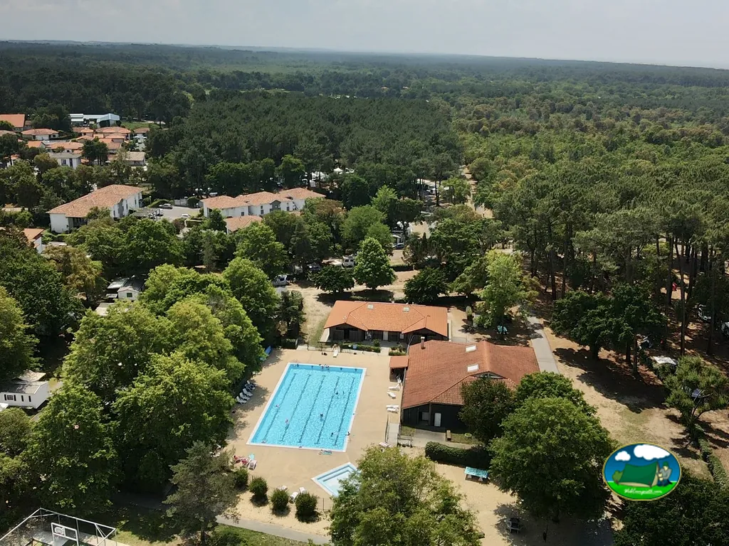 vista aérea del complejo y piscina