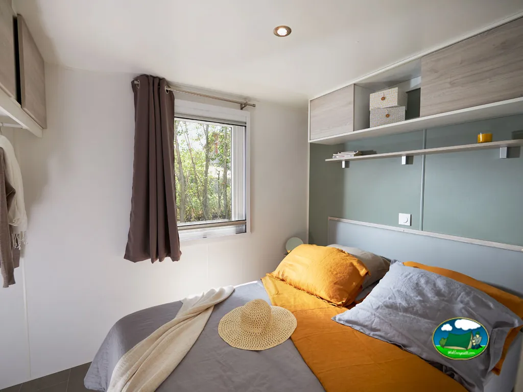 Dormitorio con cama doble