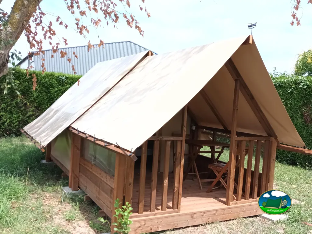 Cabaña de madera con porche