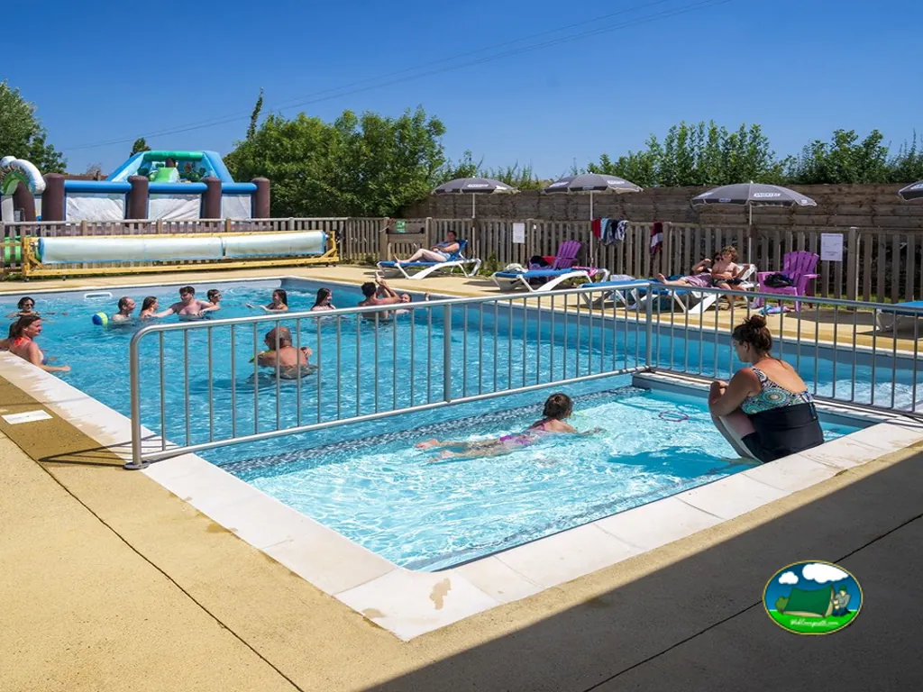 Piscina familiar con zona infantil