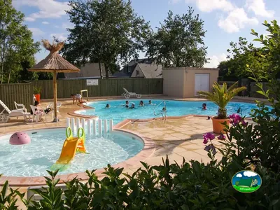 Piscina con área infantil