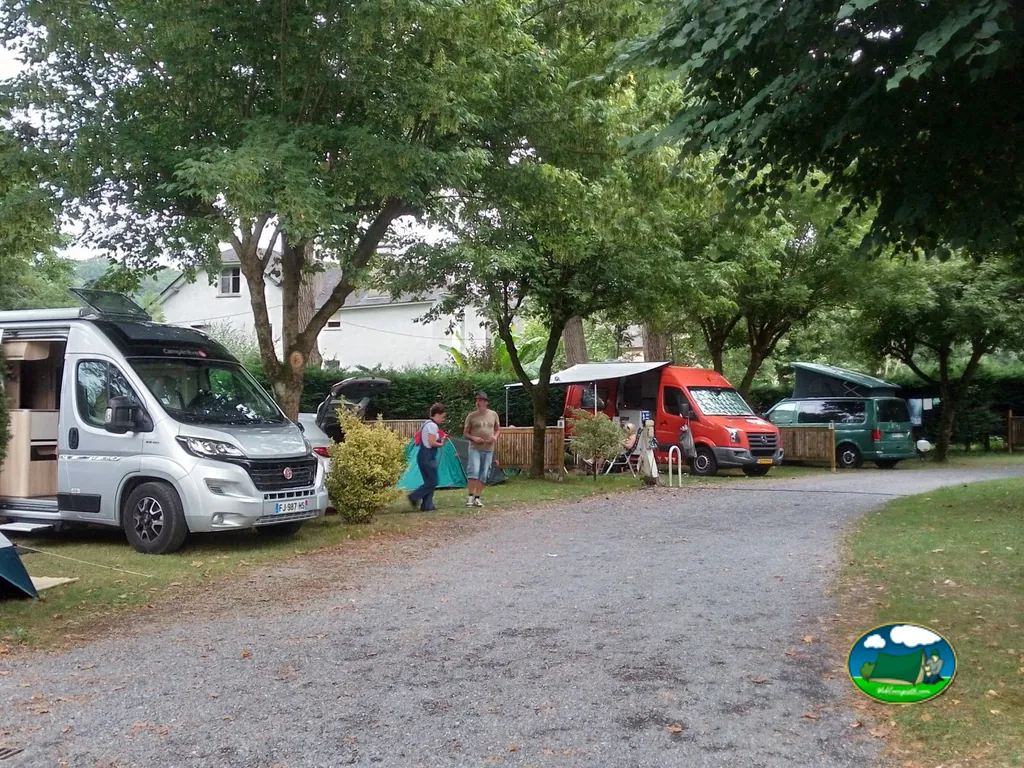 Autocaravanas entre árboles