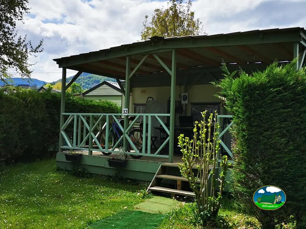 Bungaló verde con porche