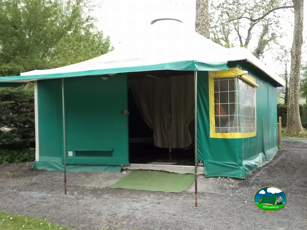 Tienda equipada de lona verde