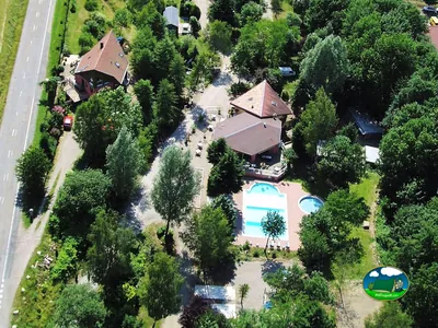 Vista aérea de piscina y cabañas