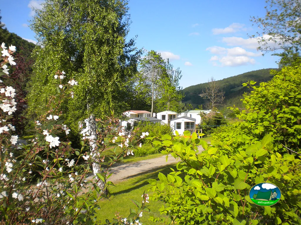 Casas móviles entre flores