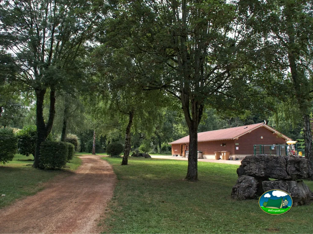 Camino arbolado junto a cabaña