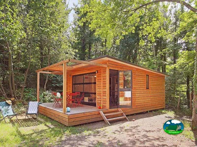 Cabaña moderna dentro del bosque