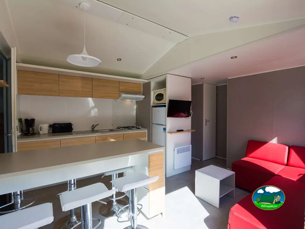 Cocina y salón de bungaló