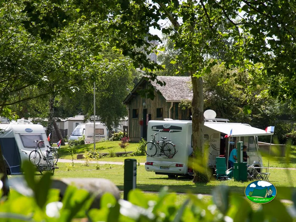 Caravanas bajo arbolado