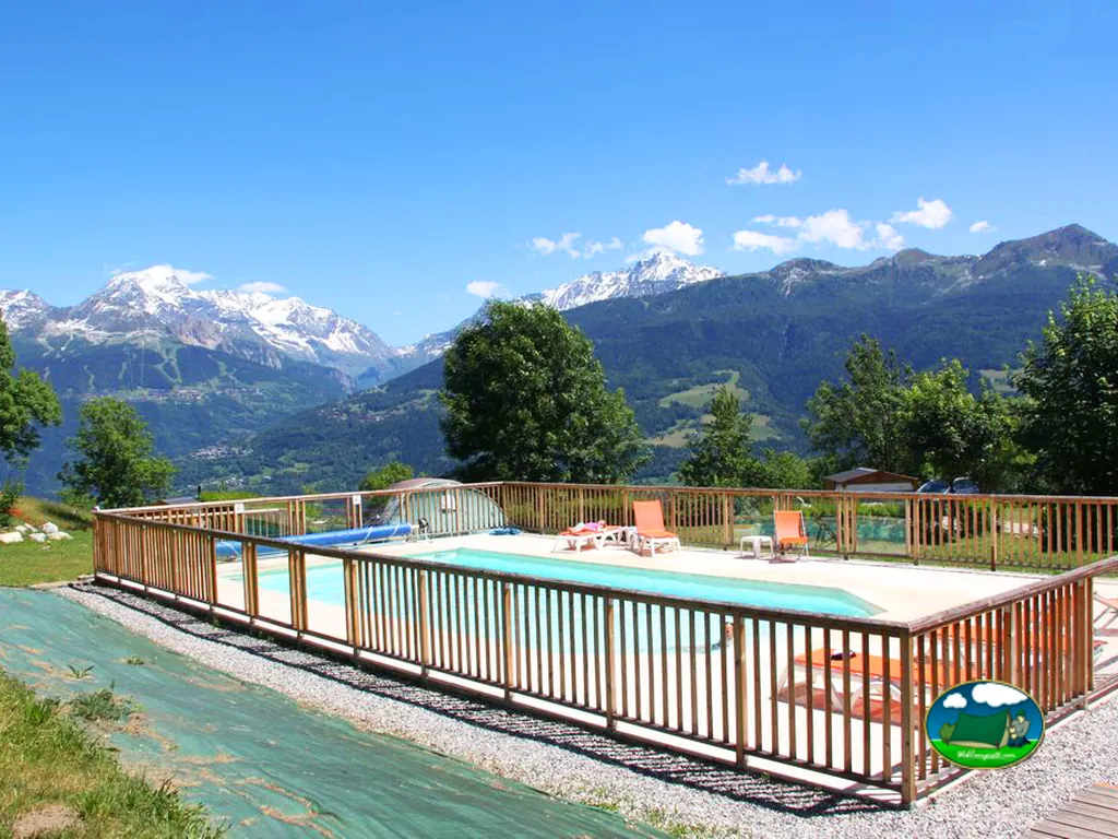 piscina con vistas a montañas nevadas