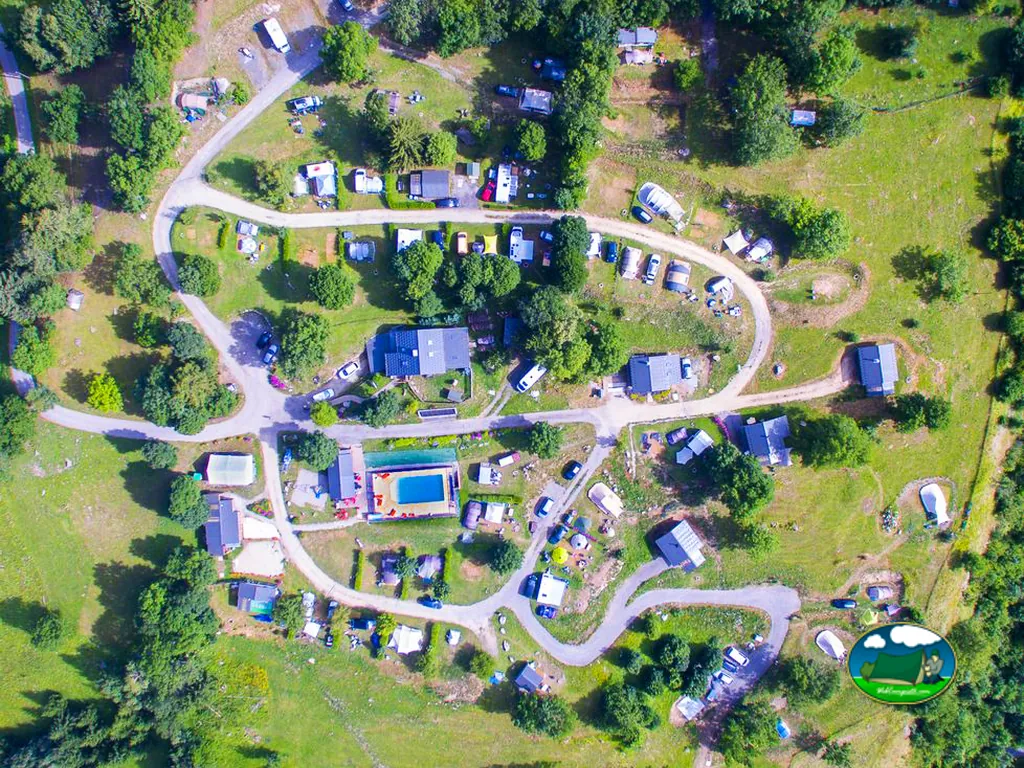 vista aérea de parcelas y piscina
