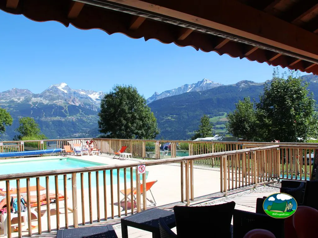 terraza con vistas a piscina