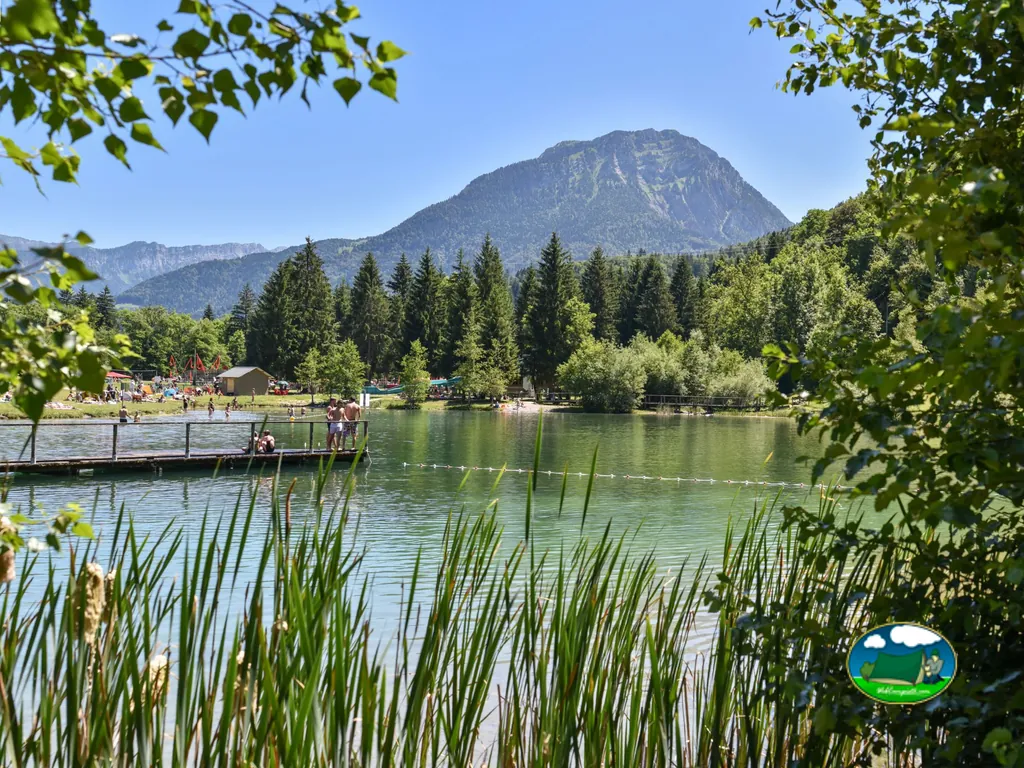 lago de montaña con bañistas