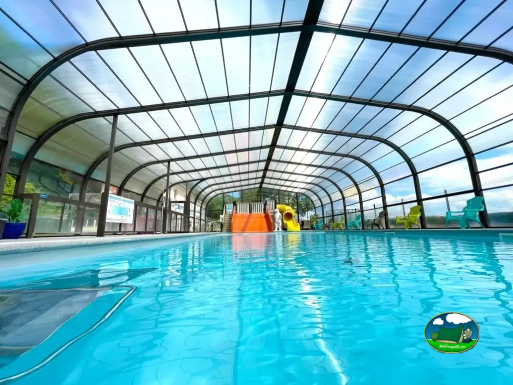 Piscina cubierta con tobogán