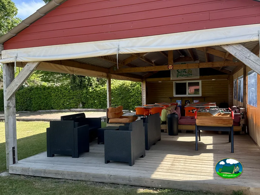 Salón exterior bajo pérgola
