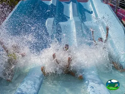 Tobogán acuático con niños disfrutando del Camping Baltar, Sanxenxo (Pontevedra)