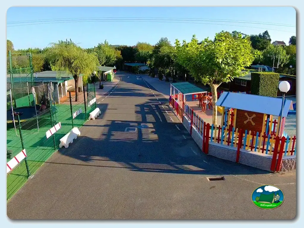 Parque infantil con zona de juegos y espacios verdes del Camping Baltar, Sanxenxo (Pontevedra)