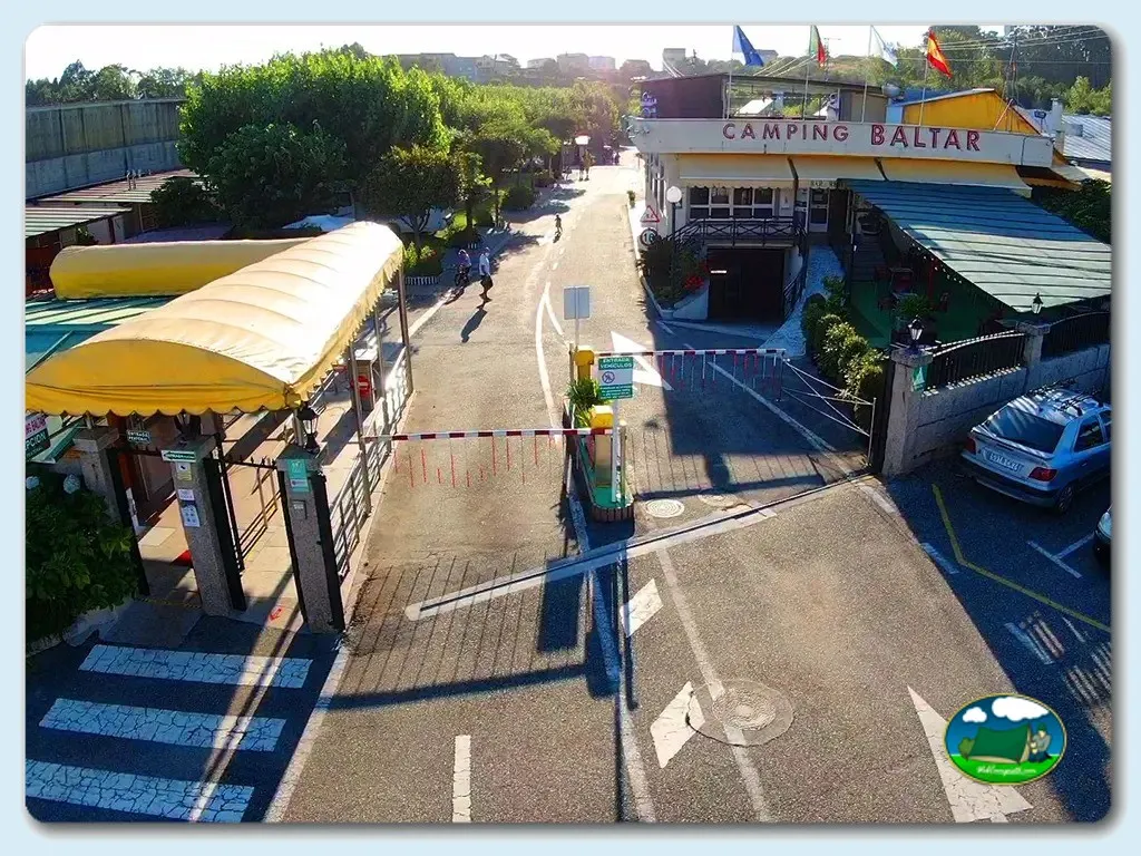Recepción y zona de entrada con tienda del Camping Baltar, Sanxenxo (Pontevedra)