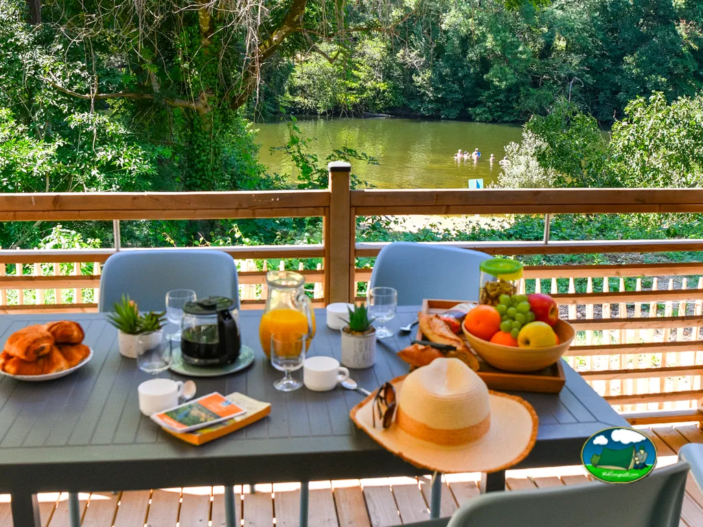Desayuno frente al lago
