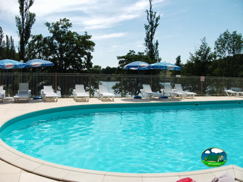 Piscina exterior con sombrillas