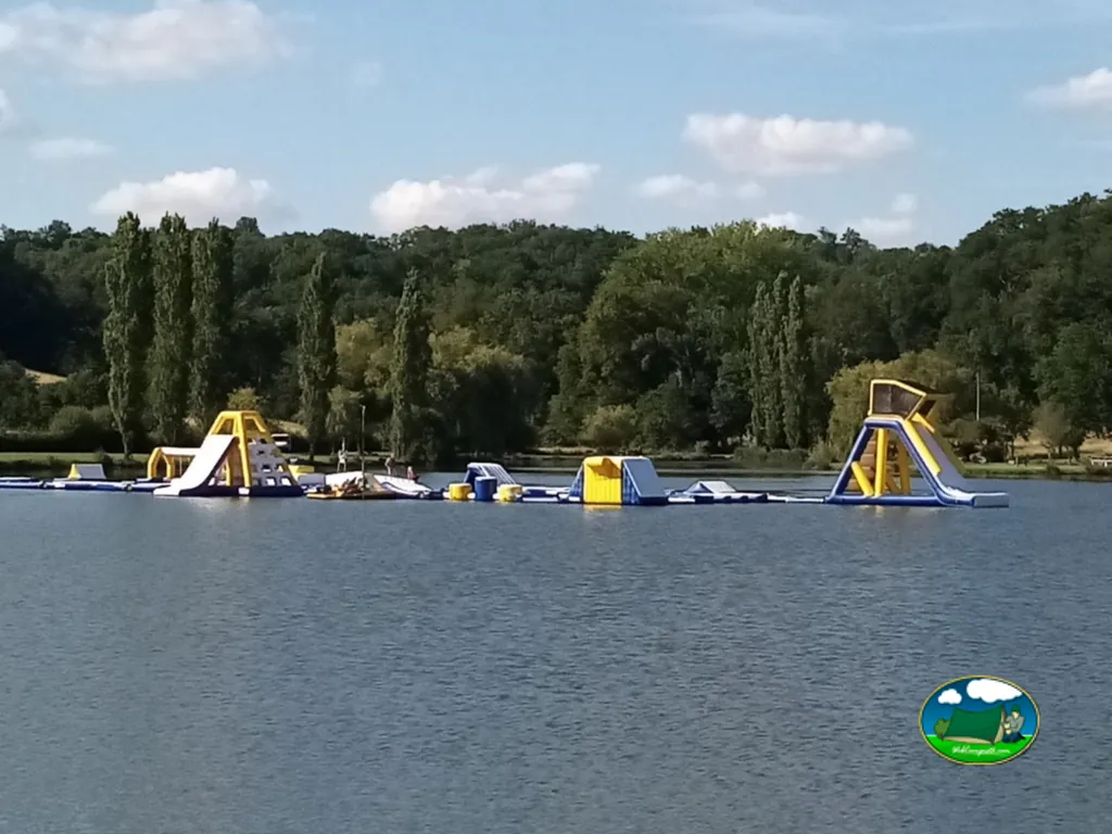 parque acuático hinchable en el lago
