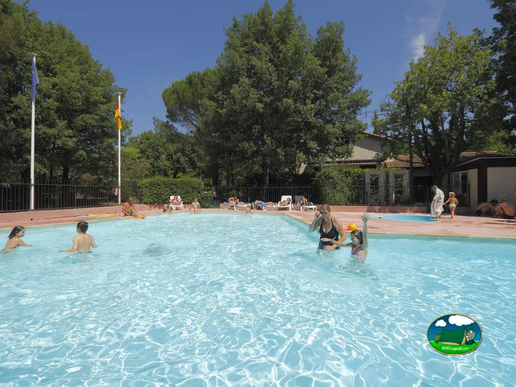 bañistas en piscina exterior