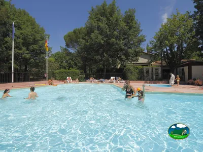 bañistas en piscina exterior
