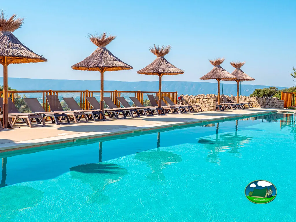 Piscina con horizonte marino